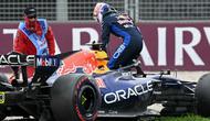 Pembalap Red Bull Racing asal Belanda, Max Verstappen, keluar dari mobilnya setelah mengalami kecelakaan saat sesi kualifikasi Grand Prix Formula Satu Australia di Sirkuit Albert Park di Melbourne pada 7 Maret 2026. (Paul Crock/AFP)