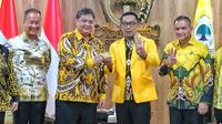 Gubernur Jawa Barat Ridwan Kamil menerima kartu anggota Partai Golkar dari Ketum Partai Golkar Airlangga Hartarto di DPP Golkar, Jakarta,Rabu (18/1/2023). Ridwan Kamil resmi bergabung dengan Partai Golkar. (Liputan6.com/Angga Yuniar)
