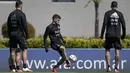 Gelandang Argentina, Rodrigo de Paul (tengah) mengoper bola selama sesi latihan di Ezeiza, Buenos Aires (6/10/2021). Argentina akan bertanding melawan Paraguay pada Kualifikasi Piala Dunia 2022 zona Amerika Latin di Stadion Defensores del Chaco. (AFP/Juan Mabromata)