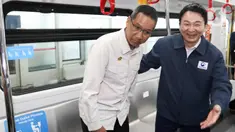 Penjabat (Pj) Gubernur DKI Jakarta Heru Budi Hartono  bersama Menteri Agraria, Infrastruktur dan Transportasi Korea Selatan Won Hee-ryong menaiki Light Rail Transit (LRT) di Jakarta, Jumat (17/3/2023). (Liputan6.com/Herman Zakharia)