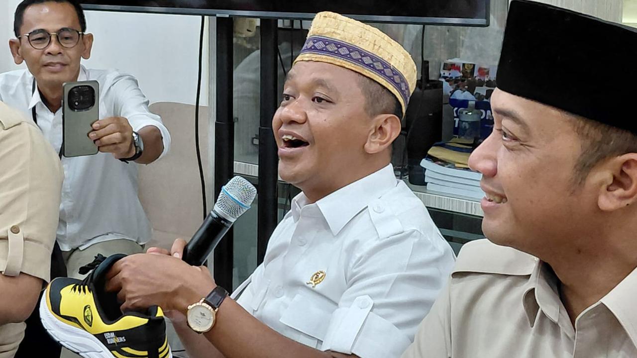 Bahlil Pamer Pakai Sepatu Produk UMKM Seharga Rp250 Ribu ke Wartawan: Mau Saya Kasih Semua?