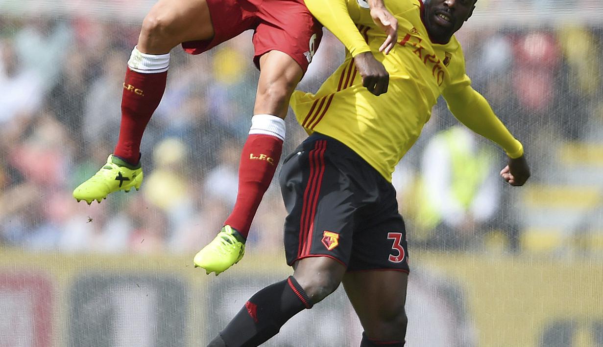 Aksi pemain Liverpool, Dejan Lovren (kiri) saat berebut bola dengan pemain Watford, Stefano Okaka pada laga Premier League di Vicarage Road, Watford, (12/8/2017). Liverpool bermain imbang 3-3. (Daniel Hambury/PA via AP)