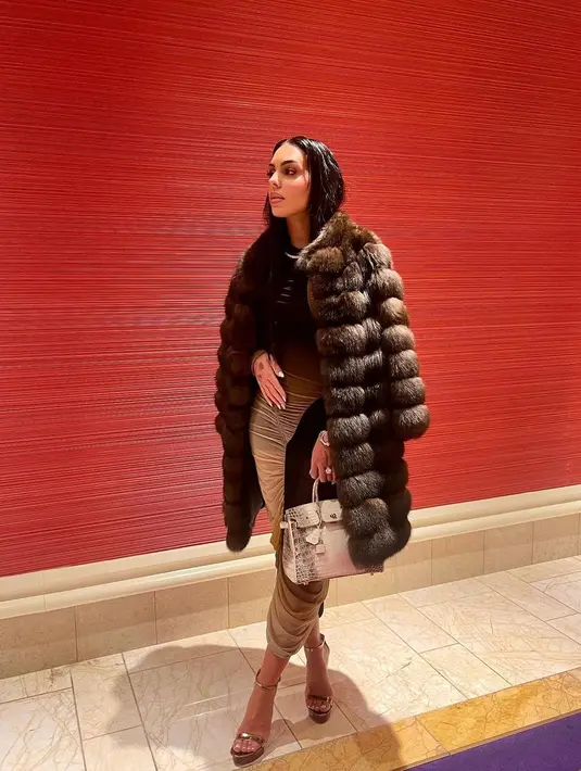 Bukan pertama kali dikenakan, Georgina juga mengenakan tas serupa berbalut dress dan puffy coat [instagram/georginagio]
