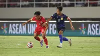 Pemain Timnas Indonesia,&nbsp;Arkhan Fikri berebut bola dengan pemain Laos,&nbsp;Bounphachan Bounkong pada&nbsp;laga lanjutan Grup B Piala AFF 2024 di Stadion Manahan, Solo, Jawa Tengah, Kamis (12/12/2024). (Bola.com/Abdul Aziz)