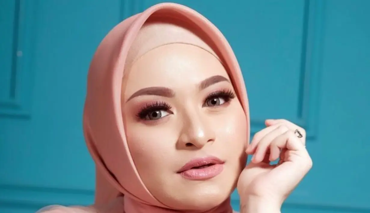 Mulai dari Kesha Ratuliu hingga Nathalie Holscher, berikut inspirasi model hijab yang cocok untuk wajah bulat. (Instagram/nathalieholscher).