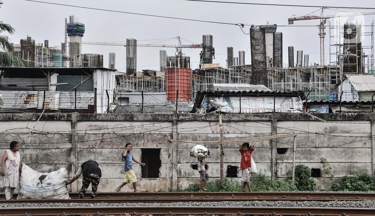 Aktivitas warga di permukiman yang berada dekat proyek pembangunan JIS atau Stadion BMW, Jakarta, Kamis (9/7/2020). Proyek stadion bertaraf internasional senilai Rp4,5 triliun  ditargetkan rampung pada 2021. (merdeka.com/Iqbal S. Nugroho)