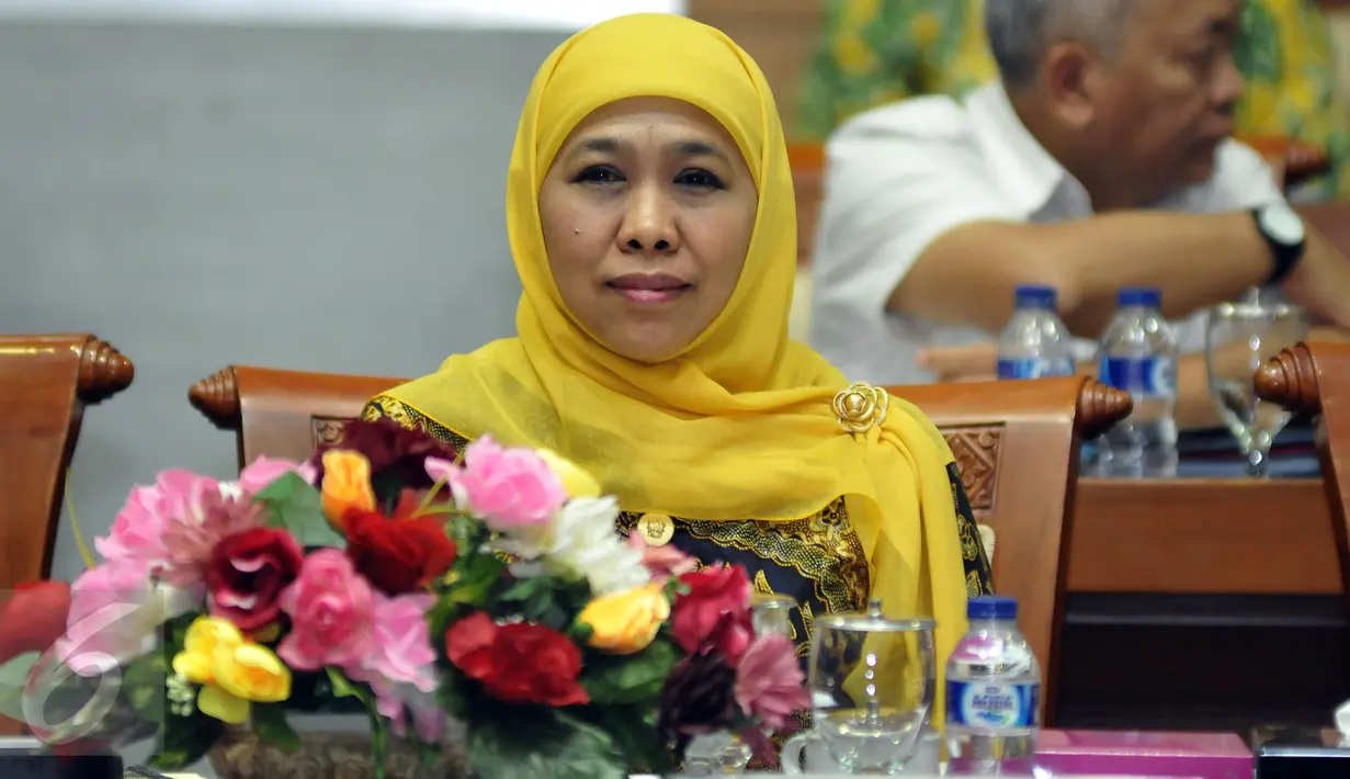 Menteri Sosial Khofifah Indar Parawangsa saat rapat kerja di Gedung Parlemen, Jakarta, Selasa (26/7).Mensos dan Menteri PPPA dengan 7 fraksi di Komisi VIII DPR menyetujui Perpu Perlindungan Anak atau dikenal Perppu Kebiri. (Liputan6.com/Johan Tallo)