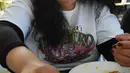 Ekpresi Teresa de Jesus Sandoval, salah satu pesetta lomba makan cabai saat menyelesaikan makan 60 cabai Habanero dalam Habanero Eating Contest di Restoran Chichen Itza, Los Angeles, Minggu (21/6). (AFP PHOTO/Mark RALSTON)