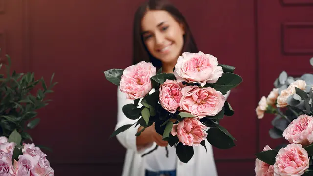 wanita juni hidup sederhana bahagia