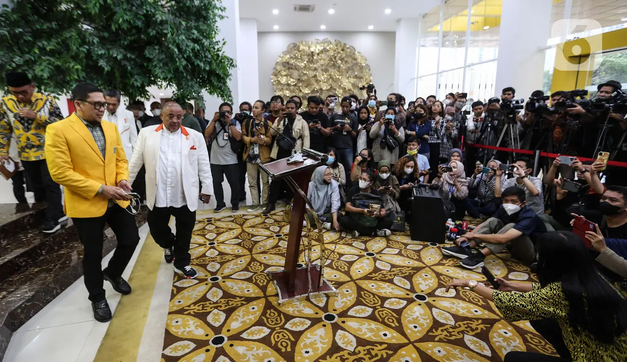 Wakil Ketua Umum Partai Golkar Ahmad Doli Kurnia bersama Sekjen Partai Keadilan Sejahtera (PKS) Habib Aboe Bakar Alhabsyi bersiap memberikan keterangan usai pertemuan tertutup di Kantor Partai Golkar, Jakarta, Selasa (7/2/2023). Pertemuan tersebut sebagai ajang silaturahmi dan konsolidasi jelang Pemilu 2024. (Liputan6.com/Johan Tallo)