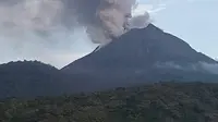 Gunung Lewotobi Laki-laki di Kecamatan Wulanggitang, Kabupaten Flores Timur, NTT (Liputan6.com/ Ola Keda)