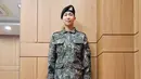 <p>Selain foto keduanya berseragam militer, RM juga membagikan penghargaan yang diterimanya sebagai elite trainee Resimen Pelatihan Rekrut ke-27. (Foto: Instagram/ rkive)</p>