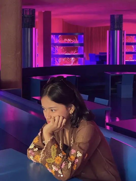 Ia juga tak malu mengenakan kebaya dalam menemani ragam aktivitasnya.  [Foto: Instagram/ Jianayune]