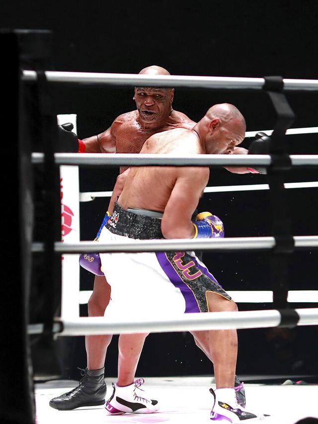 FOTO: Duel Mike Tyson Vs Roy Jones Jr Berakhir Tanpa Pemenang