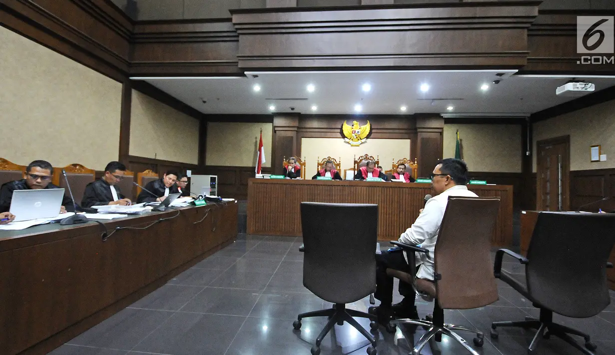 Menpora Imam Nahrawi saat menjadi saksi di Pengadilan Tipikor, Jakarta, Senin (29/4/2019). Dalam sidang lanjutan kasus dugaan suap dana hibah KONI, Menpora yang mendapat giliran kedua mengaku tidak pernah tahu nominal dana hibah yang diberikan Kemenpora kepada KONI. (Liputan6.com/Herman Zakharia)
