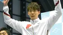 Ippei Watanabe saat berada di podium usai keluar sebagai juara pada kejuaraan Piala Kosuke Kitajima di Tokyo, Minggu (29/1). Watanabe mencatat waktu 2 menit 6.67 detik dalam kejuaraan tersebut sekaligus membuat rekor dunia.(AP PHOTO)