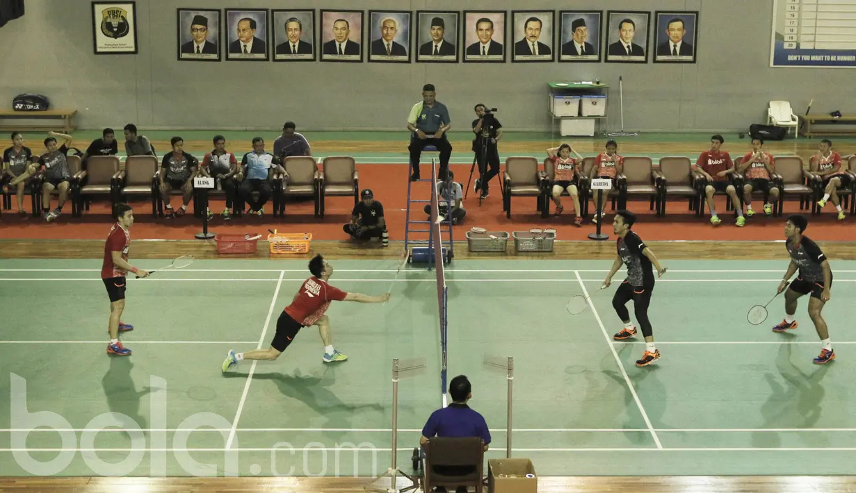 Pebulu tangkis ganda saat bertanding dalam simulasi Piala Sudirman 2017 di lapangan Pelatnas PBSI, Jakarta, Sabtu (13/05). Simulasi untuk mematangkan persiapan menuju Piala Sudirman di Australia. (Bola.com/M Iqbal Ichsan)