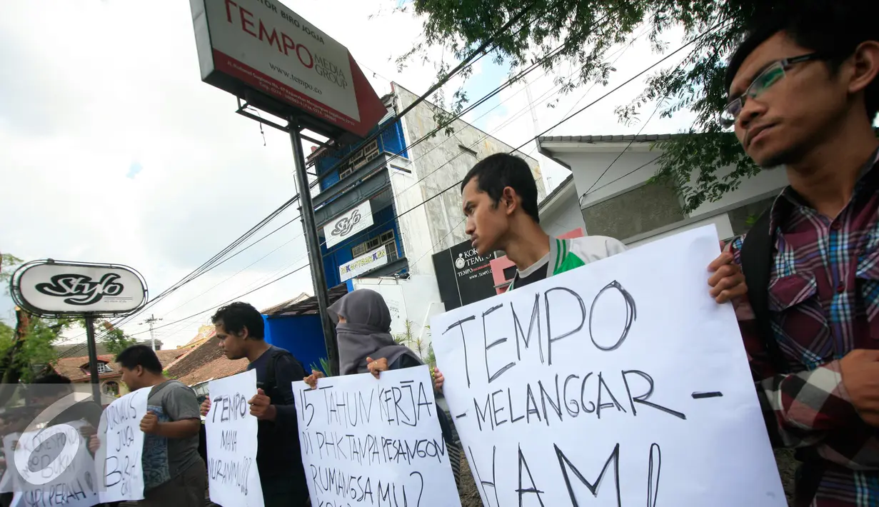 Sejumlah jurnalis dari AJI Yogyakarta menggelar aksi unjuk rasa di depan Kantor Tempo Biro Jateng-Yogyakarta, (26/2). Aksi di gelar sebagai bentuk solidaritas atas atas pemecatan koresponden Tempo di Jayapura. (Liputan6.com/Boy Harjanto)