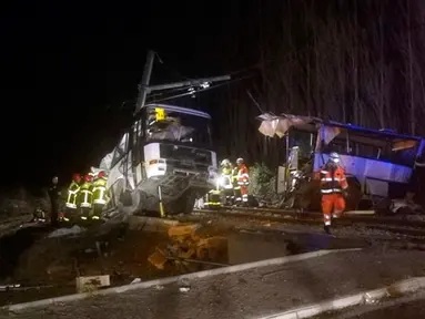Petugas penyelamat melakukan evakuasi setelah tabrakan antara kereta dan bus sekolah di dekat Perpignan, Prancis selatan, Kamis (14/12). Kecelakaan maut ini menewaskan empat  anak dan lebih dari 20 lainnya luka berat. (Matthieu Ferri/France Bleu via AP)