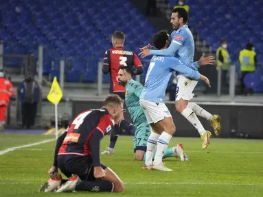 Penyerang Lazio Pedro beselebrasi dengan Felipe Anderson setelah mencetak gol ke gawang Genoa pada giornata ke-18 Liga Italia di Stadion Olimpico, Sabtu (18/12/2021) dini hari WIB. Lazio menang 3-1 atas tamunya Genoa. (AP Photo/Gregorio Borgia)