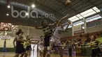 Pebasket Merpati Bali, Agustin Retong, berebut rebound dengan pebasket Tanago Friesian pada perebutan tempat ketiga Sahabat Cup 2017 di GOR Sahabat, Semarang, Sabtu (22/4/2017). Merpati menang 53-30 atas Tanago. (Bola.com/Vitalis Yogi Trisna)