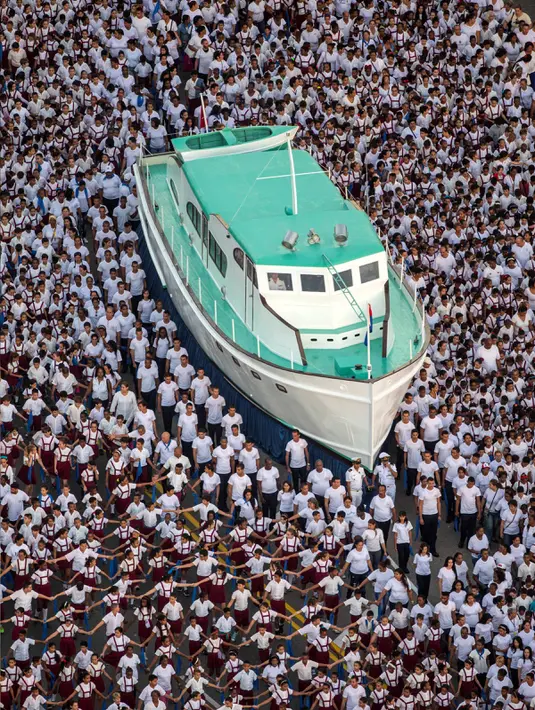 Sejumlah warga dan tentara berada di dekat kapal pesiar Granma selama diarak pada peringatan Hari Angkatan Bersenjata di Havana, Kuba, Senin (2/1). (Reuters/Desmond Boylan /Pool)
