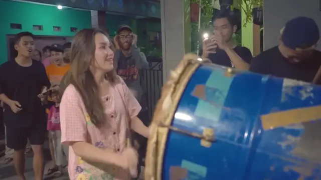 Ayu Ting Ting keliling bangunin sahur warga sekitar (YouTube/QissYou TV)