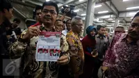 Ketua KPU Juri Ardiantoro menunjukkan surat suara pilkada wilayah Banten di percetakan PT Dian Rakyat, Pulo Gadung, Jakarta, Rabu (22/1). Sebanyak 7,9 juta kertas suara mulai dicetak dengan proses cetak selama empat hari. (Liputan6.com/Faizal Fanani)
