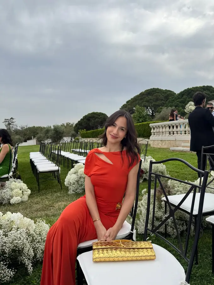 Pevita Pearce Tampil Glamor Kondangan di Luar Negeri Bareng Suami, Pakai Dress Oranye dan Tas Bottega Veneta Rp59 Jutaan