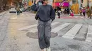 Setia dengan gaya boyishnya, Fuji tampil dengan padu padan sweater, cargo pants, dan sneakers. Penampilannya dilengkapi dengan shoulder bag.  [@fuji_an]