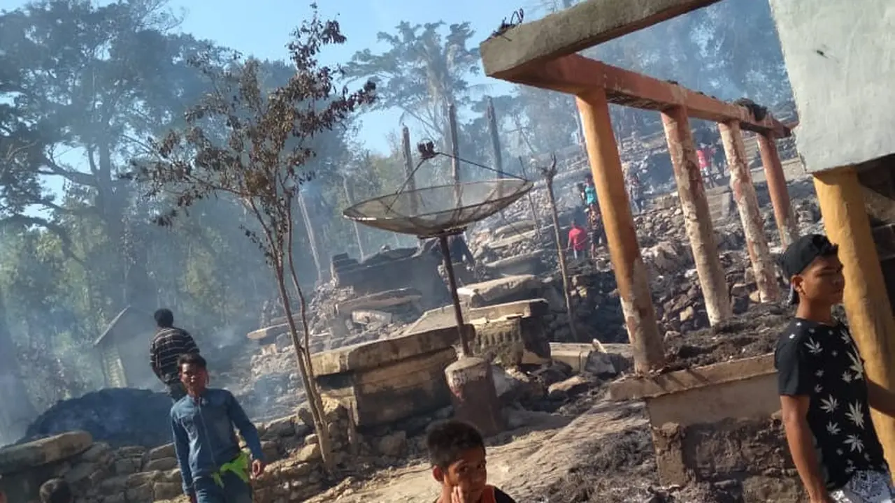 Kebakaran kampung adat