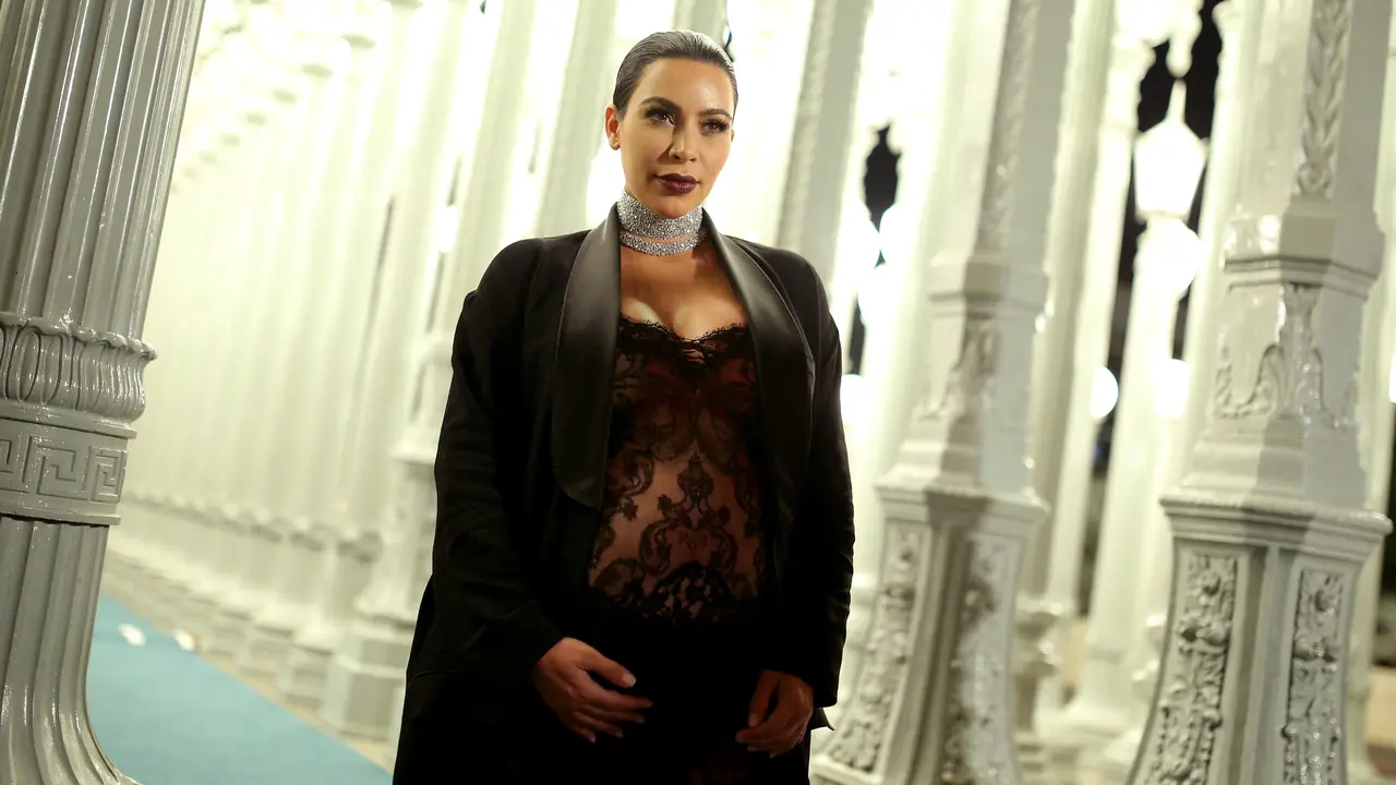 20151107-Kim Kardashian Umbar Tubuh Seksi di Gala LACMA 2015-Los Angeles