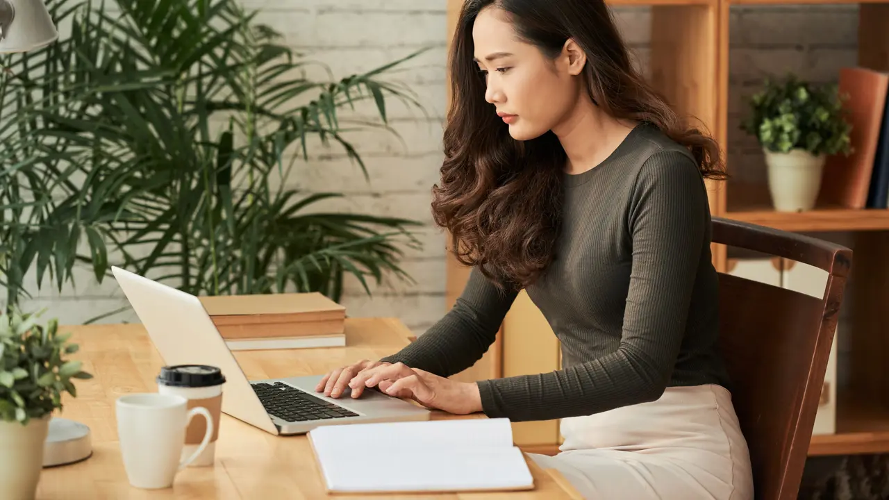 Seorang perempuan sedang bekerja menggunakan laptopnya (Foto Dok: Freepik/pressfoto)