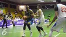 Dua pemain Stadium mencoba menghalangi Jamal Tiras Wade (Satria Muda Pertamina –  kiri) saat laga Perbasi Cup 2016 di GOR Soemantri Brodjonegoro, Jakarta, Selasa (25/10). Satria menang telak 73-59. (Liputan6.com/Helmi Fithriansyah)