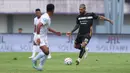 <p>Pemain Dewa United, Dimitrios Kolovos berusaha mengumpan bola pada laga pekan pertama BRI Liga 1 2023/2024 antara Dewa United melawan Arema FC di Stadion Indomilk, Tangerang, Minggu (2/7/2023). (Bola.com/Bagaskara Lazuardi)</p>