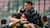 Para pemain Inter Milan merayakan gol yang dicetak Matteo Darmian ke gawang Verona dalam laga giornata 33 Serie A, Minggu (25/4/2021). Inter Milan menang 1-0 dalam pertandingan ini. (MIGUEL MEDINA / AFP)
