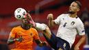 Bek Italia, Danilo D'Ambrosio, berebut bola dengan penyerang Belanda, Quincy Promes, pada laga UEFA Nations League di Amsterdam Arena, Selasa (8/9/2020) dini hari WIB. Italia menang tipis 1-0 atas Belanda. (AFP/Maurice Van Steen/ANP)