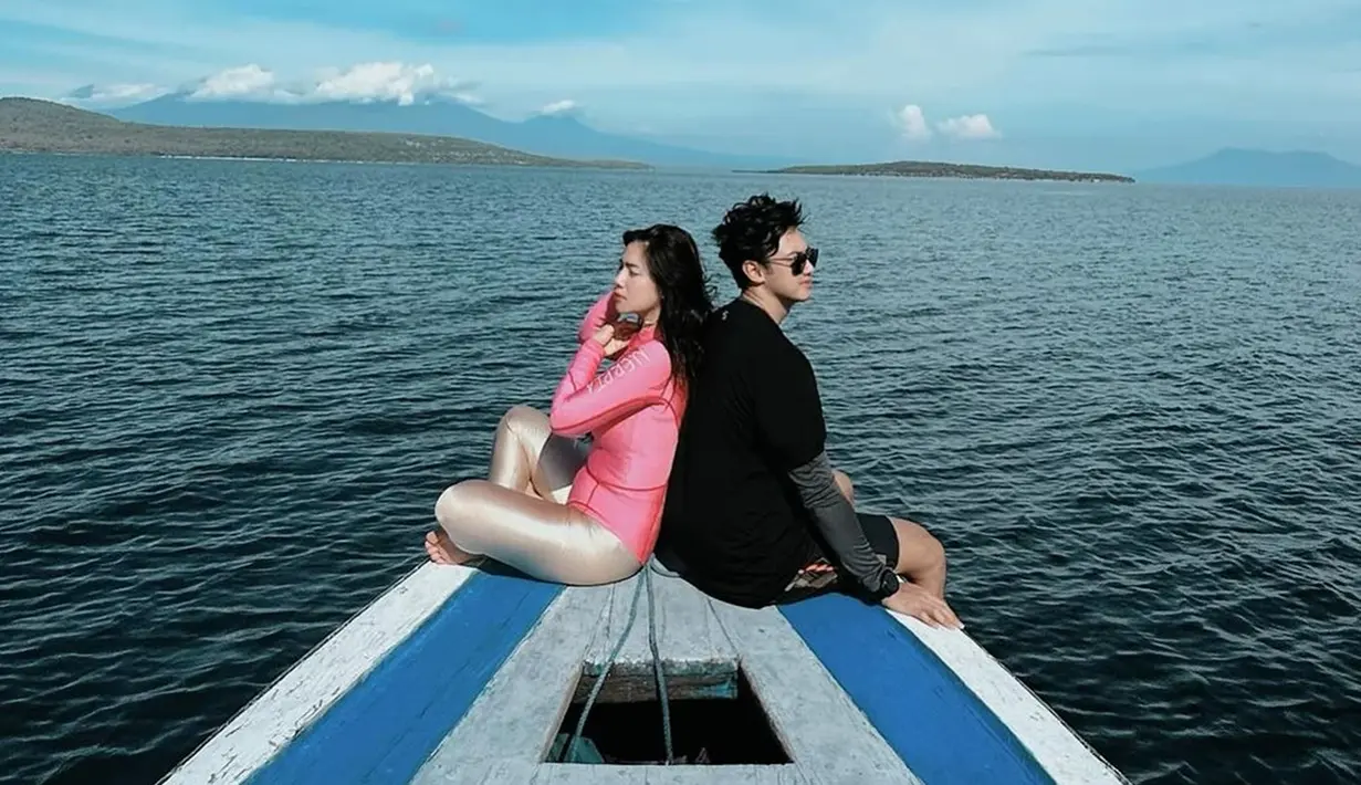 Laut biru dan pemandangan tentunya menambah keromantisan dari pasangan yang sudah bersama sejak tahun 2013 ini. Melihat foto ini, beberapa netizen salah fokus karena legging yang dikenakan oleh Felicya Angelista. Artis kelahiran 1994 ini memadukan baju renang warna merah muda dan celana legging warna kulit. Tetap tampil sopan saat liburan, penampilan Feli banjir pujian. (Liputan6.com/IG/@felicyangelista_)