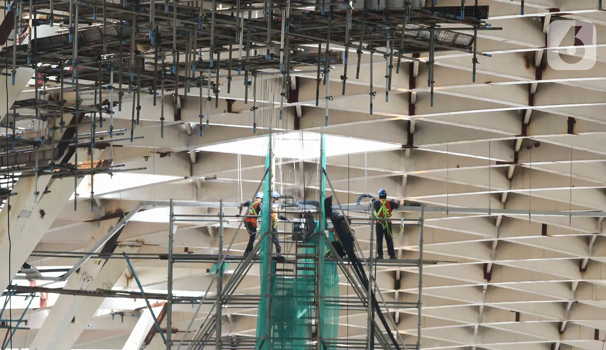 Para pekerja proyek ini tampak menuntaskan tahap finishing bangunan Stasiun Halim baik di lantai 1, lantai 2 maupun peron. (Liputan6.com/Herman Zakharia)