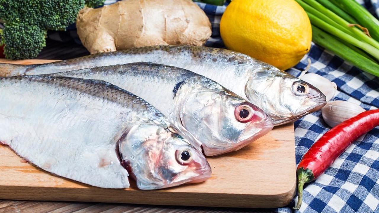 Tips Ampuh Hilangkan Lendir dan Bau Amis Ikan Tanpa Jeruk Nipis