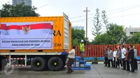 Presiden Joko Widodo (Jokowi) melepas bantuan kemanusiaan untuk masyarakat Sri Lanka dari pemerintah Indonesia di gudang Bulog, Jakarta, Selasa (14/2). Bantuan yang diberikan berupa hibah beras sebanyak 5.000 metrik ton (mt). (Liputan6.com/Angga Yuniar)