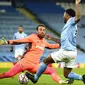 Kiper Olympiakos, Jose Sa, berusaha menghalau tendangan striker Manchester City, Raheem Sterling, pada laga Liga Champions di Stadion Etihad, Rabu (4/11/2020). Manchester City menang dengan skor 3-0. (AP/Dave Thompson)