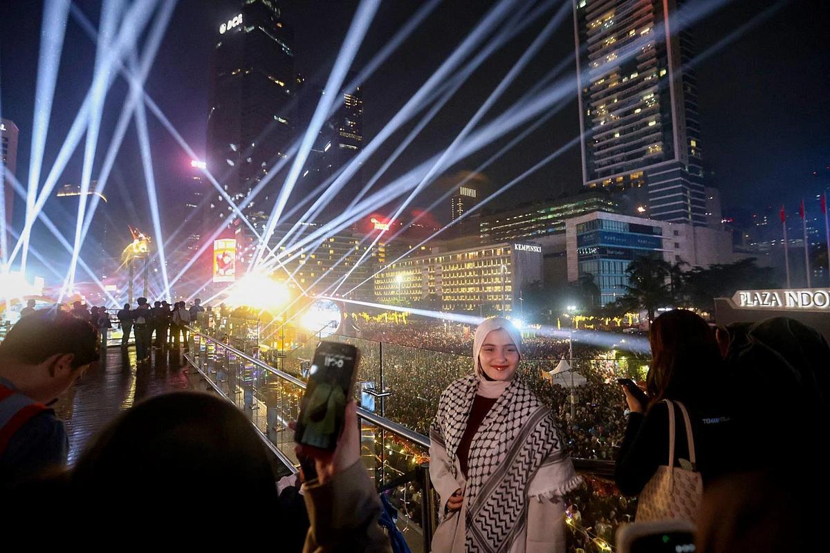 FOTO: Pertunjukan Drone Warnai Malam Tahun Baru 2026 di Bundaran HI