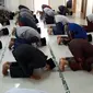 Sujud Syukur santri El Bayan usai sebanyak 497 orang dinyatakan sembuh Covid-19 tanpa catatan kematian atau gejala berat. (Foto: Liputan6.com/Muhamad Ridlo)