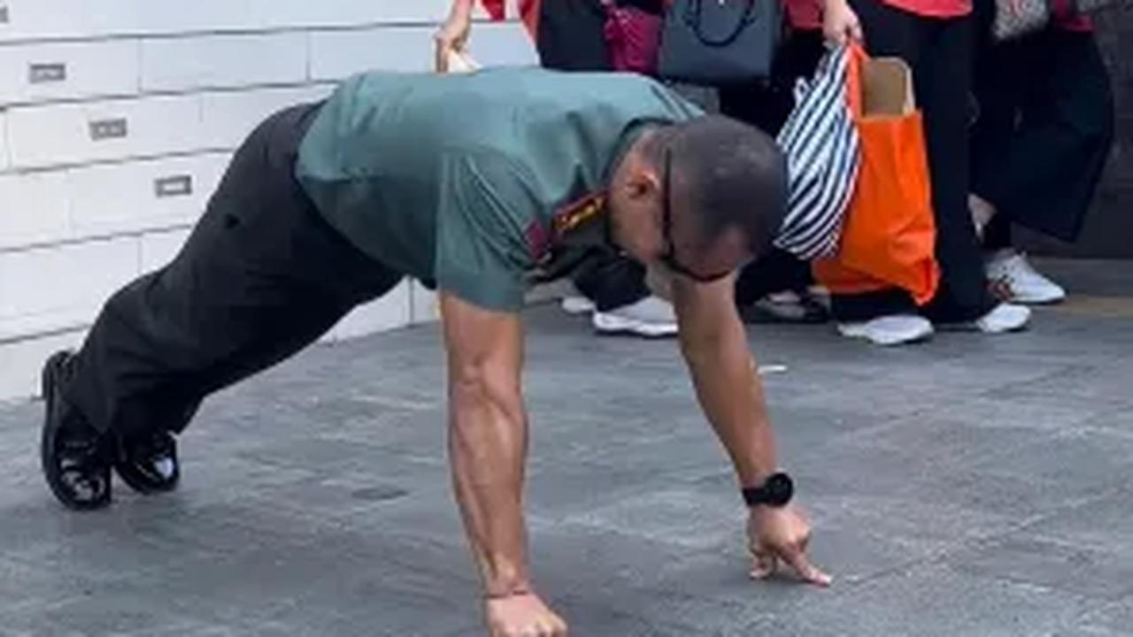 Usai melakukan aksinya, Eka lantas berdiri dan memberikan penghormatan.