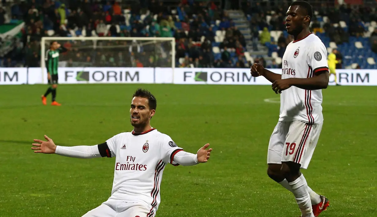 Gelandang AC Milan, Suso (kiri) melakukan selebrasi usai mencetak gol ke gawang Sassuolo pada lanjutan Liga Serie A Italia di Stadion Mapei di Reggio Emilia (5/11). Milan menang dengan skor 2-0 atas Sassuolo. (Elisabetta Baracchi / ANSA via AP)