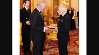 Desainer Ralph Lauren menerima gelar ksatria dari Pangeran Charles. (dok. Instagram @clarencehouse/https://www.instagram.com/p/By7V0BmACgd/Dinny Mutiah)