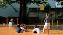 Sejumlah anak bermain air di Jalan Raya Kayu Putih, Jakarta, Minggu (23/2/2020). Usai hujan deras sejak Sabtu (22/2) malam hingga dini hari menyebabkan banjir di Jalan Raya Kayu Putih, Jakarta, Minggu (23/2). (merdeka.com/Magang/Muhammad Fayyadh)