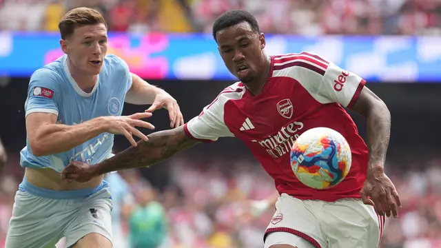 Pemain Manchester City Elliot Anderson (kiri) dan pemain Arsenal Gabriel