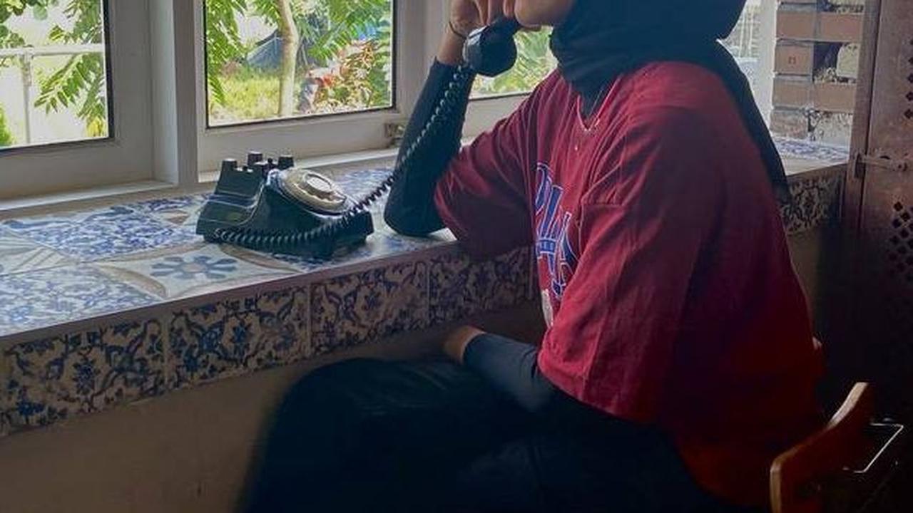 Berpose di Kafe
